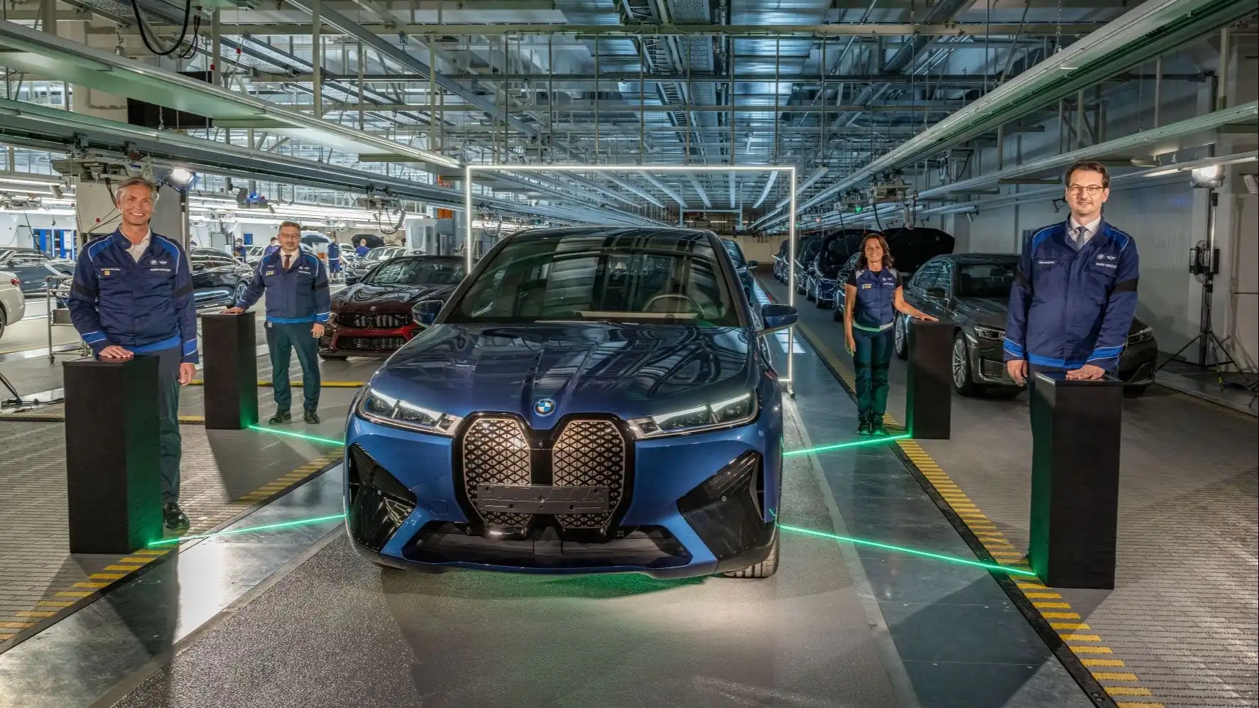 На заводе BMW Group в Дингольфинге стартовал выпуск электрического BMW iX.