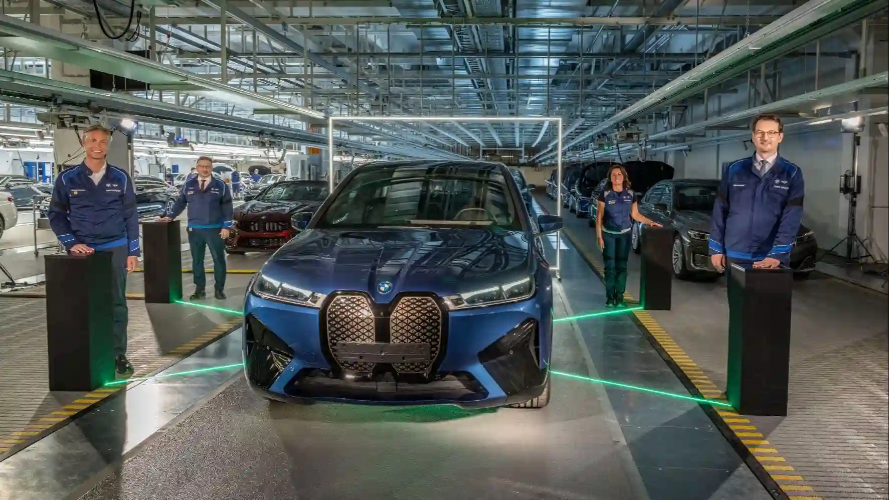 На заводе BMW Group в Дингольфинге стартовал выпуск электрического BMW iX.